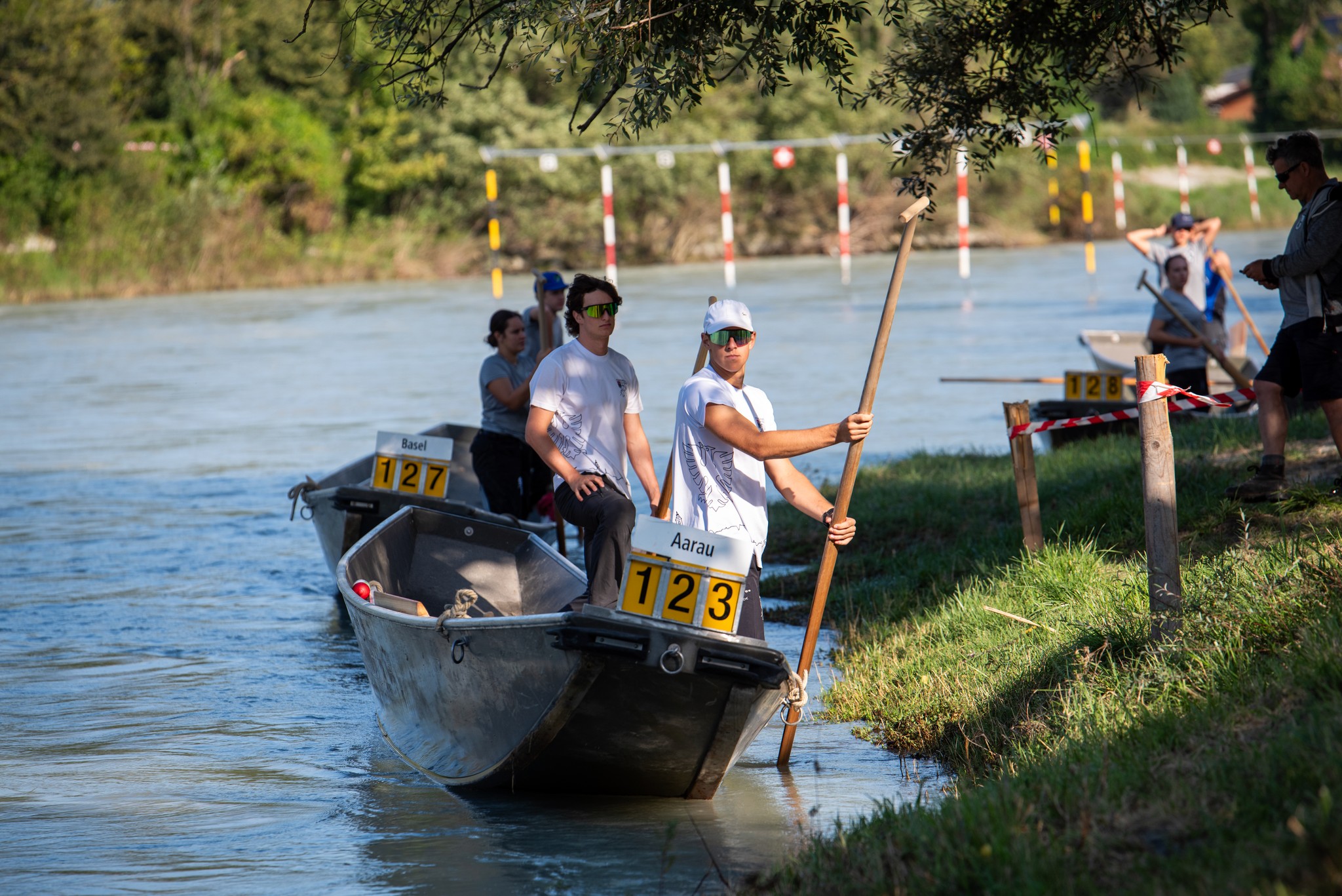 Pontonniers de Bex en barque sur le Rhône